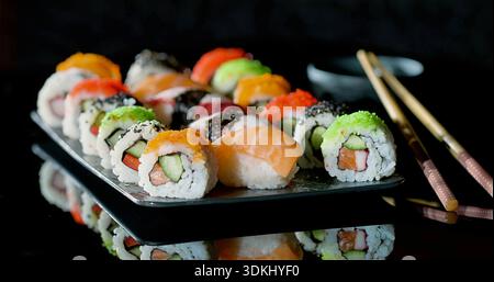 Assortimento di sushi diversificato, varietà di tipi di sushi, tra cui Nigiri e Rolls esposti con stile Foto Stock