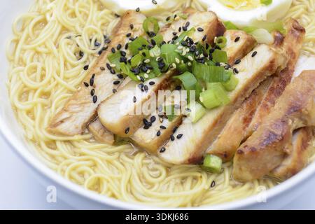 Miso Ramen con uova e maiale, cucina giapponese fatta in casa Foto Stock