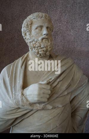 Ritratto verticale ravvicinato di una statua o scultura in marmo raffigurante Sofocle, l'antico poeta e drammaturgo greco Foto Stock