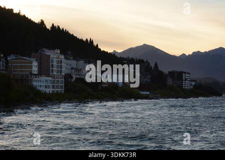 Il litorale della città di montagna di Bariloche durante il tramonto, sul lago Nahuel Huapi, nella regione argentina della Patagonia. Foto Stock