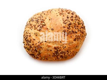 Pane intero con grani isolati su bianco, vista dall'alto Foto Stock