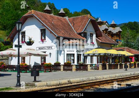 Mokra Gora, Serbia - 27 agosto 2016: Edificio storico della stazione ferroviaria di Mokra Gora, noto per l'architettura tradizionale e per i turisti a scartamento ridotto Foto Stock