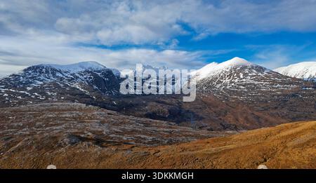 Un gruppo montuoso di Teallach, Dundonnell Wester Ross, Scozia, coperto di neve visto da Carn A Bhreabadair Foto Stock