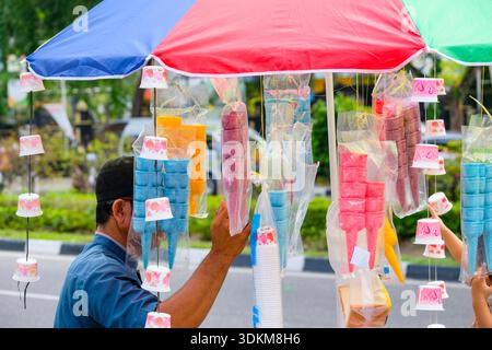 Un gelataio di strada che serve coni durante la mattina senza auto Foto Stock