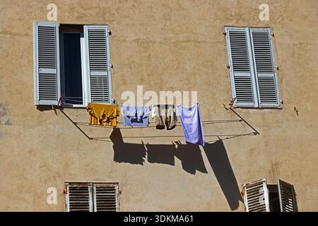 Il lavaggio veniva appeso ad asciugare, al sole, dalle finestre di sopra, Ajaccio, Corsica Foto Stock