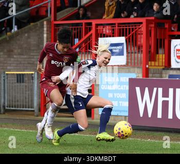 Josefine Rybrink (Tottenham 12) combatte per tenere il pallone durante la partita della Super League femminile tra il West Ham United e il Tottenham al Chigwell Construction Stadium, Londra, Inghilterra, il 1° febbraio 2026. Foto Stock