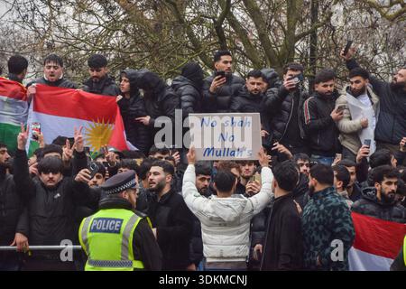Londra, Inghilterra, Regno Unito. 1 febbraio 2026. I membri della comunità curda organizzano una protesta fuori dall'Ambasciata dell'Iran contro la Repubblica islamica. (Credit Image: © Vuk Valcic/ZUMA Press Wire) SOLO PER USO EDITORIALE! Non per USO commerciale! Foto Stock