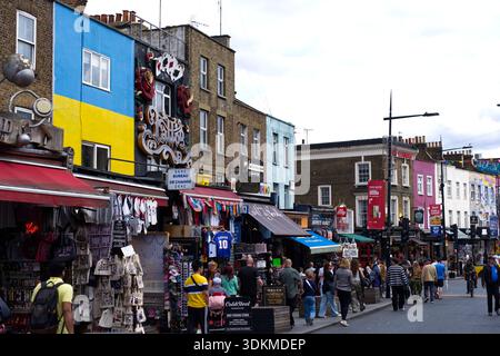 Una vista generale di Camden High Street nella primavera del 2025 Foto Stock