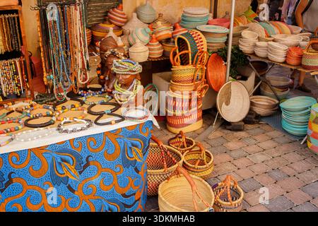Banchina del mercato di Santanyi con souvenir locali e regali unici dall'isola di Maiorca in Spagna Foto Stock