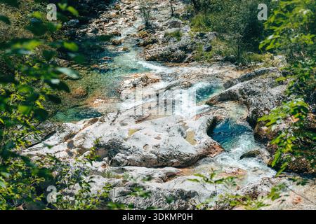 Rapide rapide del fiume Mostnica che attraversano il paesaggio montano in Slovenia. Messa a fuoco selettiva. Foto Stock