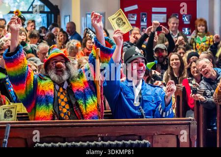 Londra, Regno Unito. 1 febbraio 2026. Il 80° servizio annuale Grimaldi si svolge domenica 1° febbraio 2026, presso la Chiesa di Ognissanti di Haggerston. Nato nel 1778, Joseph Grimaldi rese popolare il ruolo dei clown nelle pantomime tradizionali britanniche. Crediti: Guy Bell/Alamy Live News Foto Stock
