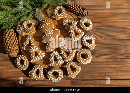 Biscotti al pan di zenzero con glassa e decorazioni di pino. Foto Stock
