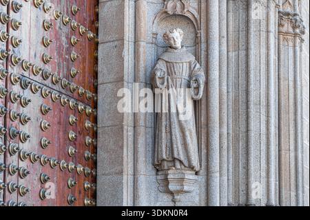 Dettaglio della facciata di uno storico monastero francescano a Toledo, Spagna, il principale esempio di architettura gotica Isabellina Foto Stock