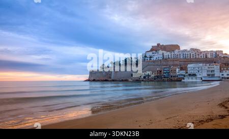 Peñiscola, Castellon, Comunità Valenciana, Spagna. Vista del centro storico di Peñiscola, Castellon, Comunità Valenciana, all'alba Foto Stock