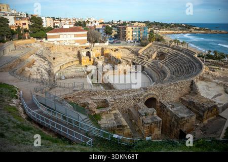 Particolare dell'anfiteatro romano di Tarragona, Catalogna, Spagna, con il Mar Mediterraneo sullo sfondo Foto Stock