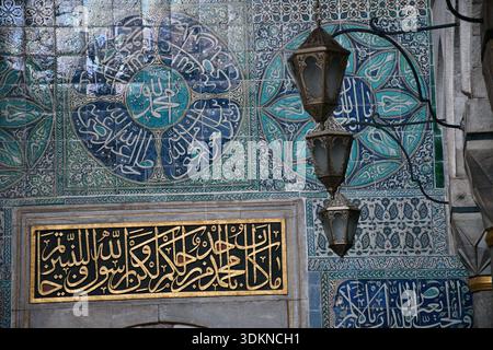 Piastrelle decorative islamiche e calligrafia araba all'esterno di una moschea nel Palazzo Topkapi, Istanbul, Turchia Foto Stock