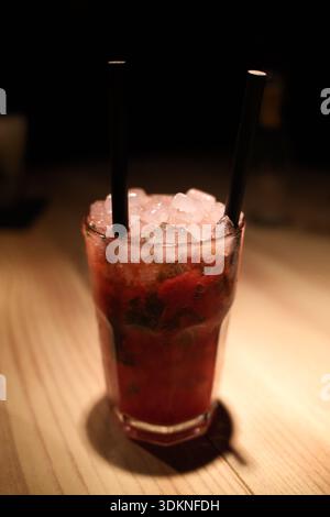 Cocktail Mojito rinfrescante con lime e menta su ghiaccio Foto Stock