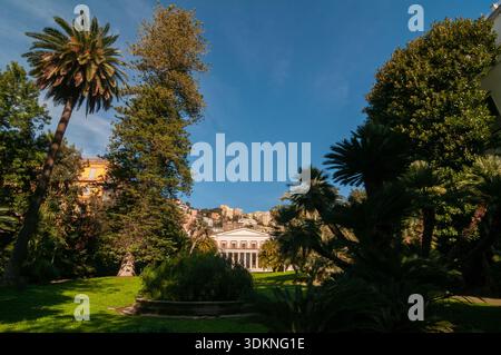 Vista di Villa Pignatelli dal suo giardino con sullo sfondo il colle del Vomero. Napoli Foto Stock