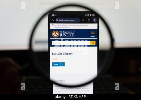 Lente di ingrandimento focalizzata sullo schermo di uno smartphone che mostra la pagina Epstein Library sul sito Web del DOJ. Foto di alta qualità Foto Stock