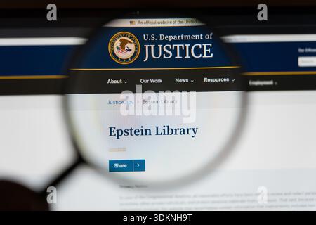 Lente di ingrandimento su uno schermo del computer che mostra la pagina della Biblioteca Epstein sul sito web del Dipartimento di giustizia degli Stati Uniti. Foto di alta qualità Foto Stock