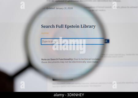Lente di ingrandimento su uno schermo del computer incentrata su Search Full Epstein Library sul sito Web del Dipartimento di giustizia. Foto di alta qualità Foto Stock