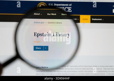Lente di ingrandimento su uno schermo del computer che mostra la pagina della Biblioteca Epstein sul sito web del Dipartimento di giustizia degli Stati Uniti. Foto di alta qualità Foto Stock