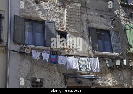 Finestre, clothesline, lavanderia, case, Rovigno, Istria, Croazia, città vecchia, facciata, casa, edificio, architettura Foto Stock