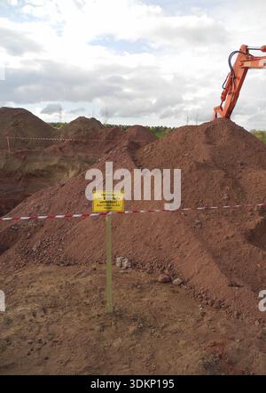 Cantiere, costruzione di case, case, escavatori, terreno, scavo, segnale di pericolo, segnale di pericolo, industria edile, industria edile, c Foto Stock