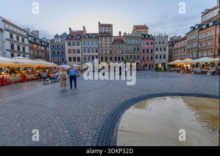 Facciate storiche colorate che circondano la Piazza del mercato della città Vecchia a Varsavia, Polonia. Foto Stock