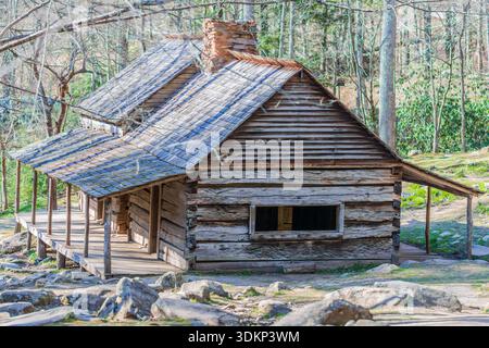 Storica capanna in legno con portico coperto nel Great Smoky Mountains National Park, Stati Uniti. Foto Stock