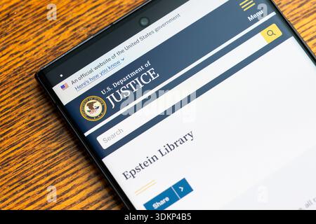 Schermo cellulare con la biblioteca Epstein aperta sul sito web del Dipartimento di giustizia degli Stati Uniti a Balykchy, Kirghizistan - 2 febbraio 2026 Foto Stock