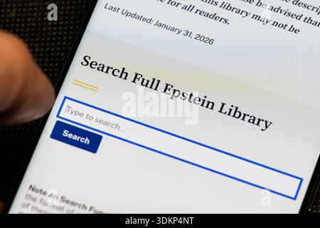 Schermo cellulare con la Epstein Library Search aperta sul sito web del Dipartimento di giustizia a Balykchy, Kirghizistan - 2 febbraio 2026 Foto Stock