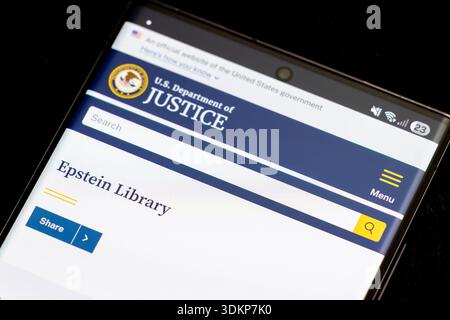 Schermo cellulare con la biblioteca Epstein aperta sul sito web del Dipartimento di giustizia degli Stati Uniti a Balykchy, Kirghizistan - 2 febbraio 2026 Foto Stock