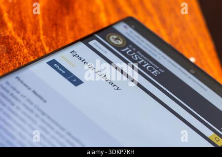 Schermo cellulare con la biblioteca Epstein aperta sul sito web del Dipartimento di giustizia degli Stati Uniti a Balykchy, Kirghizistan - 2 febbraio 2026 Foto Stock