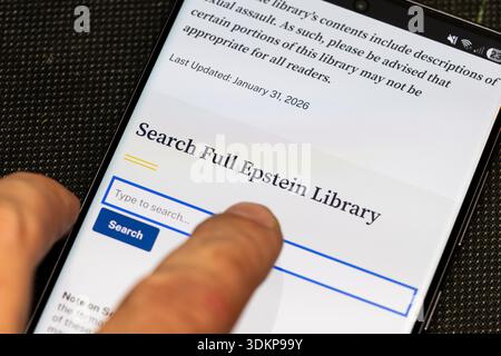 Schermo cellulare con la Epstein Library Search aperta sul sito web del Dipartimento di giustizia a Balykchy, Kirghizistan - 2 febbraio 2026 Foto Stock