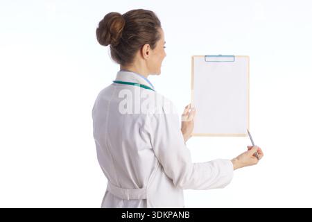 Vista da dietro di una donna medico professionista in un camice da laboratorio che indica un appunti, trasmettere un senso di spiegazione, consultazione, e esperto pa Foto Stock