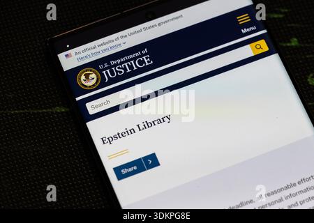 Schermo cellulare con la biblioteca Epstein aperta sul sito web del Dipartimento di giustizia degli Stati Uniti a Balykchy, Kirghizistan - 2 febbraio 2026 Foto Stock