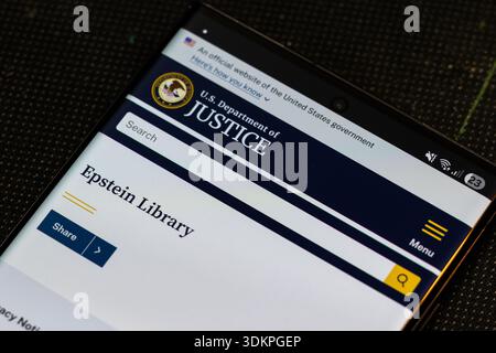 Schermo cellulare con la biblioteca Epstein aperta sul sito web del Dipartimento di giustizia degli Stati Uniti a Balykchy, Kirghizistan - 2 febbraio 2026 Foto Stock