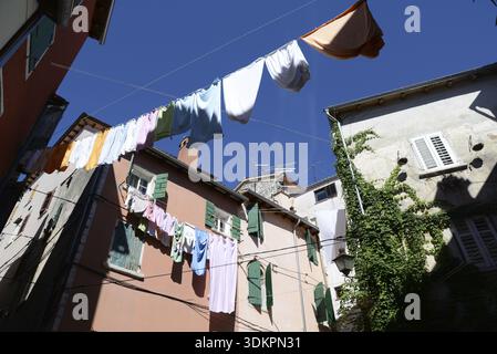 Finestre, clothesline, lavanderia, case, Rovigno, Istria, Croazia, città vecchia, facciata, casa, edificio, architettura Foto Stock