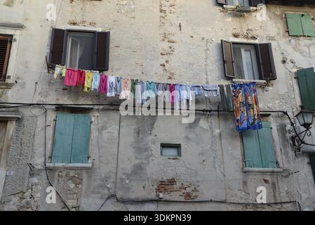 Finestre, clothesline, lavanderia, case, Rovigno, Istria, Croazia, città vecchia, facciata, casa, edificio, architettura Foto Stock