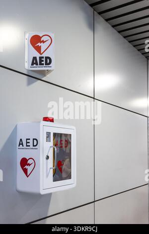 Defibrillatore semiautomatico esterno o defibrillatore semiautomatico installato su pareti di luoghi pubblici come pronto soccorso in situazioni di infarto. Con spazio di copia. Foto Stock