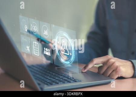 Gestione degli incidenti del concetto aziendale, l'uomo d'affari utilizza la tecnologia Gestione degli incidenti comunicazione digitale che enfatizza la riduzione dei rischi Foto Stock