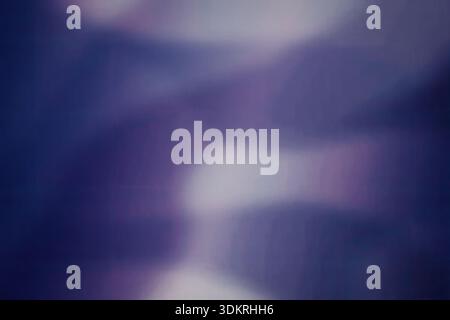 Questa immagine presenta uno sfondo astratto viola con luci sfocate e colori vivaci, creando un effetto visivo ipnotico. Foto Stock