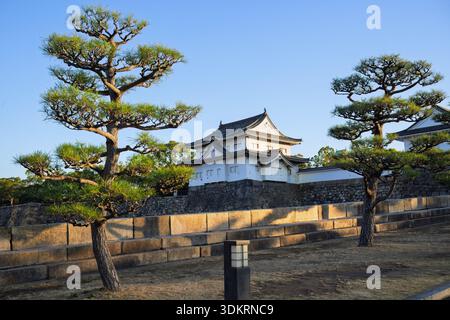 Castello di Osaka, vista all'ingresso e popolare destinazione turistica culturale tradizionale in Giappone Foto Stock
