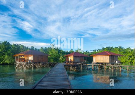 Bungalow sull'acqua al Vogelkopt Resort, Waigeo Island, una rinomata destinazione turistica, Raja Ampat, Papua Occidentale, Indonesia Foto Stock