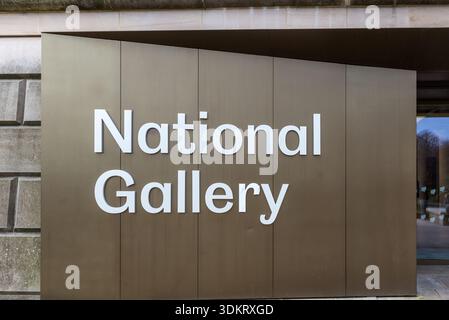 Edimburgo, Scozia, Regno Unito - 16 febbraio 2025: Firma della Scottish National Gallery a Edimburgo, Scozia, Regno Unito. La National Gallery of Scotland fu aperta per la prima volta Foto Stock