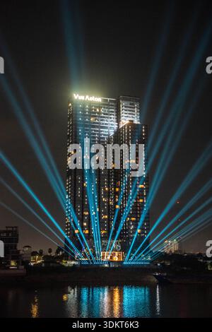 Edificio Vue Aston, Condominio di lusso sul fiume Bassac di notte. Phnom Penh, Cambogia. © Kraig Lieb Foto Stock