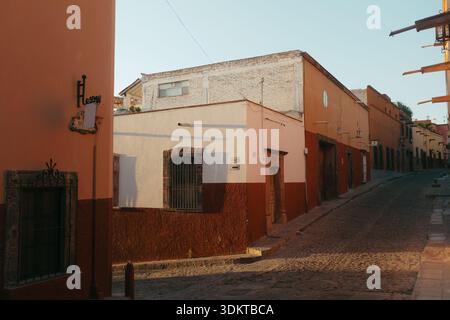 Strada coloniale di San miguel de allende con architettura tradizionale Foto Stock