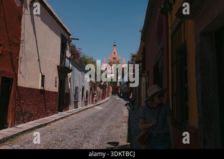 Via San miguel che conduce alla parroquia de san miguel Arcángel Foto Stock