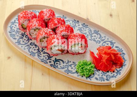 Involtino californiano con salmone e formaggio spalmabile Foto Stock